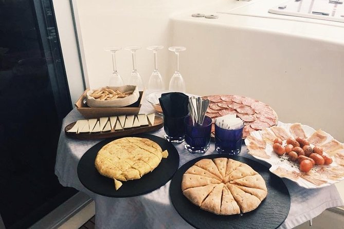 CATAMARAN OCEAN CRUISE TOUR, Food & Drinks included! - Food and drinks included: tapas, snacks, fruit, and extra touches