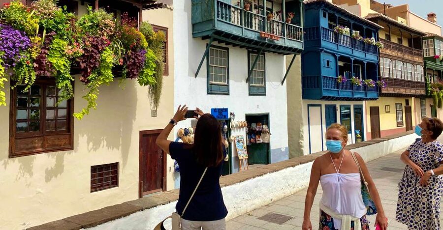From Tenerife: Day Trip to La Palma Volcanic Landscapes - Santa Cruz de La Palma Old Town: a compact dose of culture