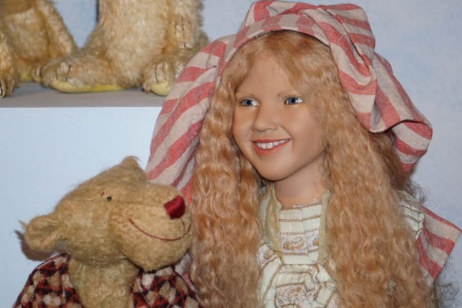 Icod de los Vinos: ARTlandya Doll World Entry Ticket & Tour - Entering the finca: stone rooms filled with character