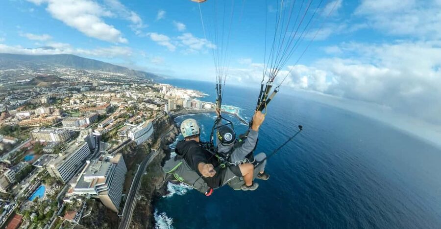 Paragliding in Puerto de la Cruz - Photos and videos: capturing the moment without slowing the day