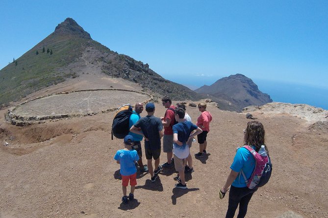 Premium Paragliding in Tenerife : Photos, videos and pickup included - Safety and comfort: tandem gear, a soft landing, and the pilots Felix and Daniel