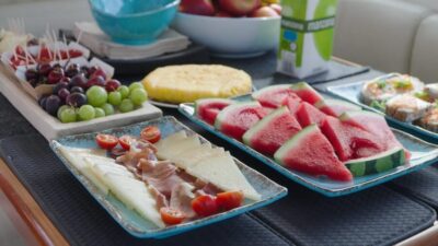 Shared Yacht Cruise with Champagne and Tapas