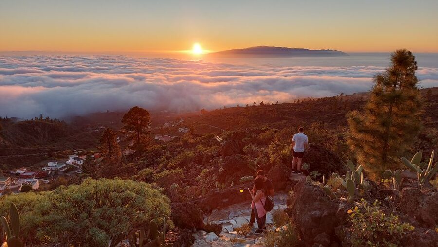 Tenerife: Teide National Park Sunset & Stargazing Tour - When you might be disappointed: moon phase, cold, and cloud timing