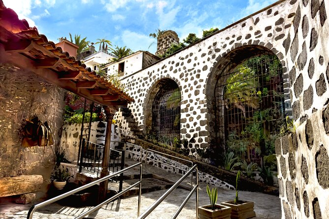 Twin Ticket Casa de los Balcones + Molino de gofio del Hoyo - The photo moment: balcony views and a traditional costume